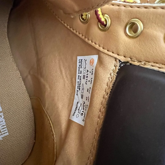 Women’s Timberlands Size 7 - Picture 12 of 16